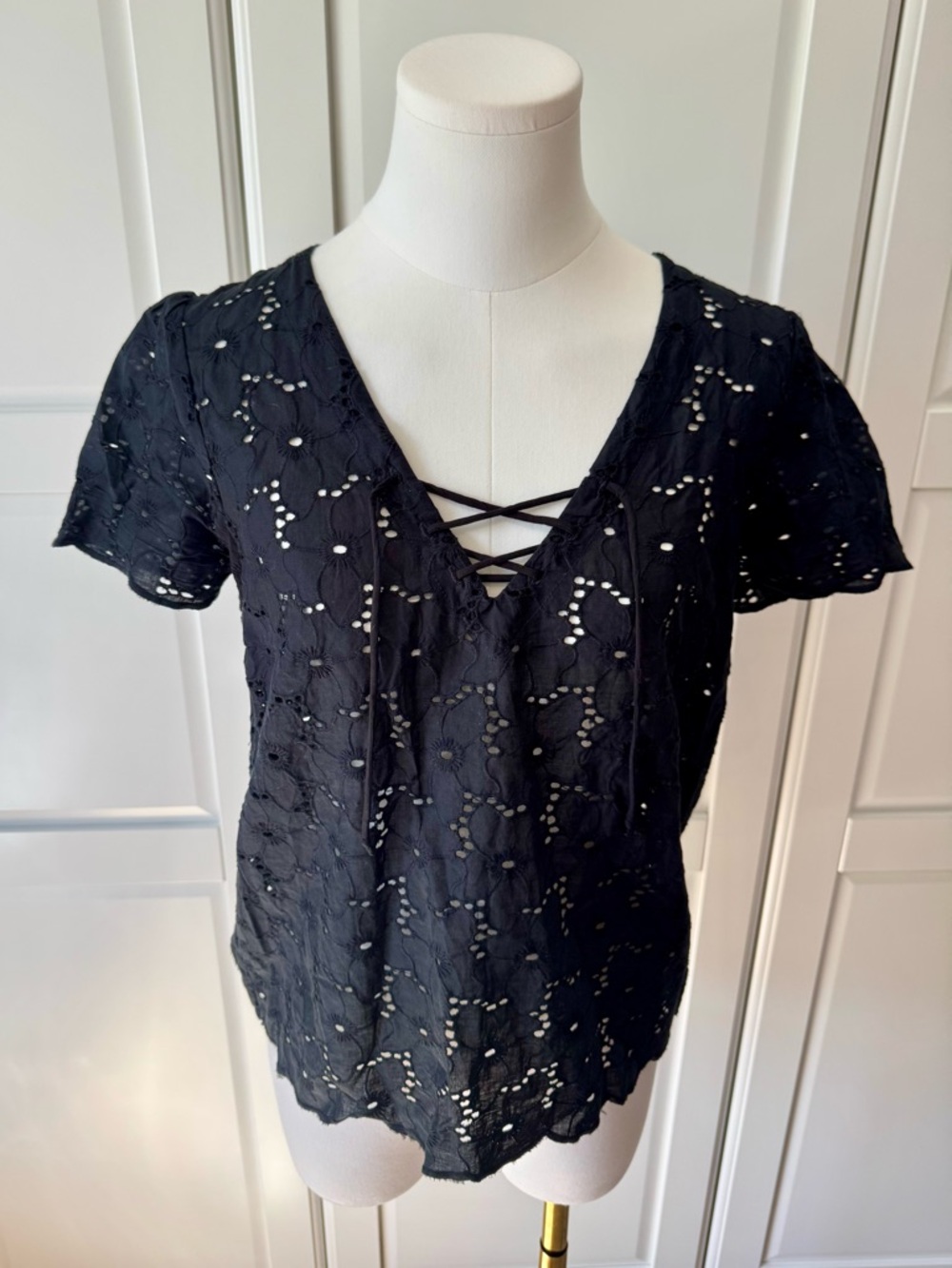 Sezane Calandra Eyelet Ecru Lace-Up V Neck Short Sleeve Top (4‎ US) Black